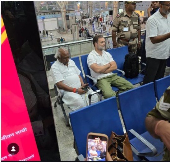 Raipur Airport पर दिलचस्प नजारा…! राहुल गांधी और भाजपा सांसद की मुलाकात…लेकिन चुप्पी बरकरार…दोनों की तस्वीर बनी चर्चा का विषय An interesting scene at Raipur Airport...! A meeting between Rahul Gandhi and a BJP MP... yet silence prevailed... a photograph of the two became a topic of discussion.