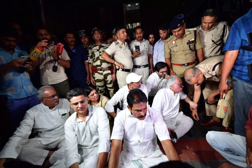 MP Rajya Sabha Election: High-voltage drama by the Congress at the EC office...! Sachin Pilot and Bhupesh Baghel stage a sit-in at the gate... Congress's show of strength over the Meenakshi controversy... Watch the video here.