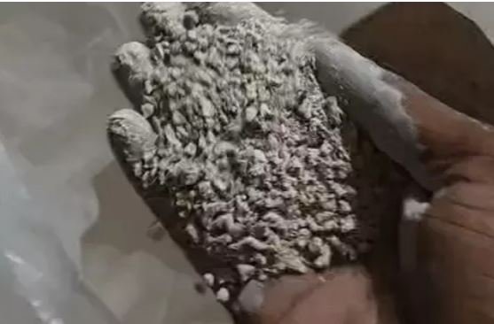 Gutkha Factory : वॉशिंग पाउडर के नाम पर चल रही थी गुटखा फैक्ट्री…! दुर्ग पुलिस ने किया भंडाफोड़…मोबाइल बंद कर फरार हुआ आरोपी Gutkha Factory: A gutkha factory was operating under the guise of a washing powder unit...! Durg Police busted the operation; the accused fled after switching off his mobile phone.