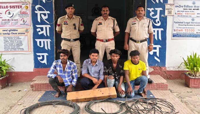 रेलवे तार चोरी करने वाले गिरोह का भंडाफोड़, 4 आरोपी गिरफ्तार; लाखों का तांबा तार बरामद रेलवे तार चोरी करने वाले गिरोह का भंडाफोड़