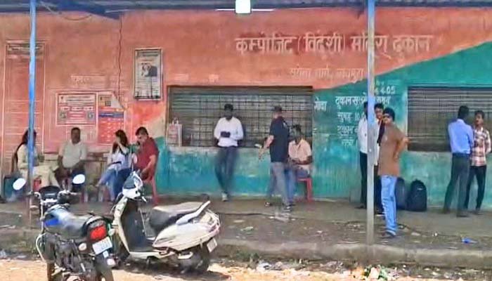 रायपुर में बड़ी चोरी: शराब दुकान से 7 लाख रुपये से भरा लॉकर उखाड़ ले गए बदमाश, CCTV DVR भी साथ ले गए 7 लाख रुपये कैश लेकर चोर भाग गए.
