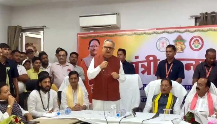 मुख्यमंत्री के सामने भड़के डॉ. रमन सिंह, कलेक्टर-SP को लगाई फटकार डॉ. रमन सिंह