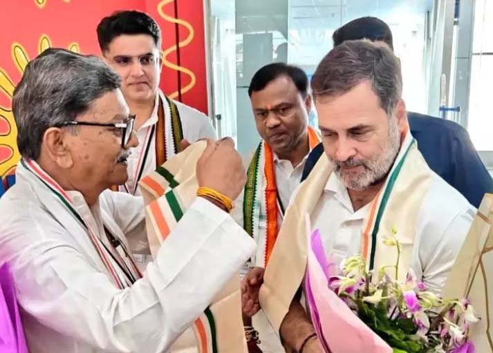 कांग्रेस नेताओं ने एयरपोर्ट पर किया भव्य स्वागत