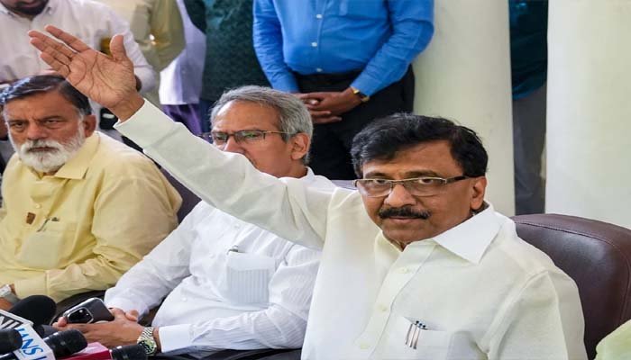 संजय राउत का फूटा गुस्सा, बागी सांसदों को ऑन कैमरा दीं भद्दी गालियां, पार्टी छोड़ने वालों को बताया गद्दार संजय राउत का फूटा गुस्सा
