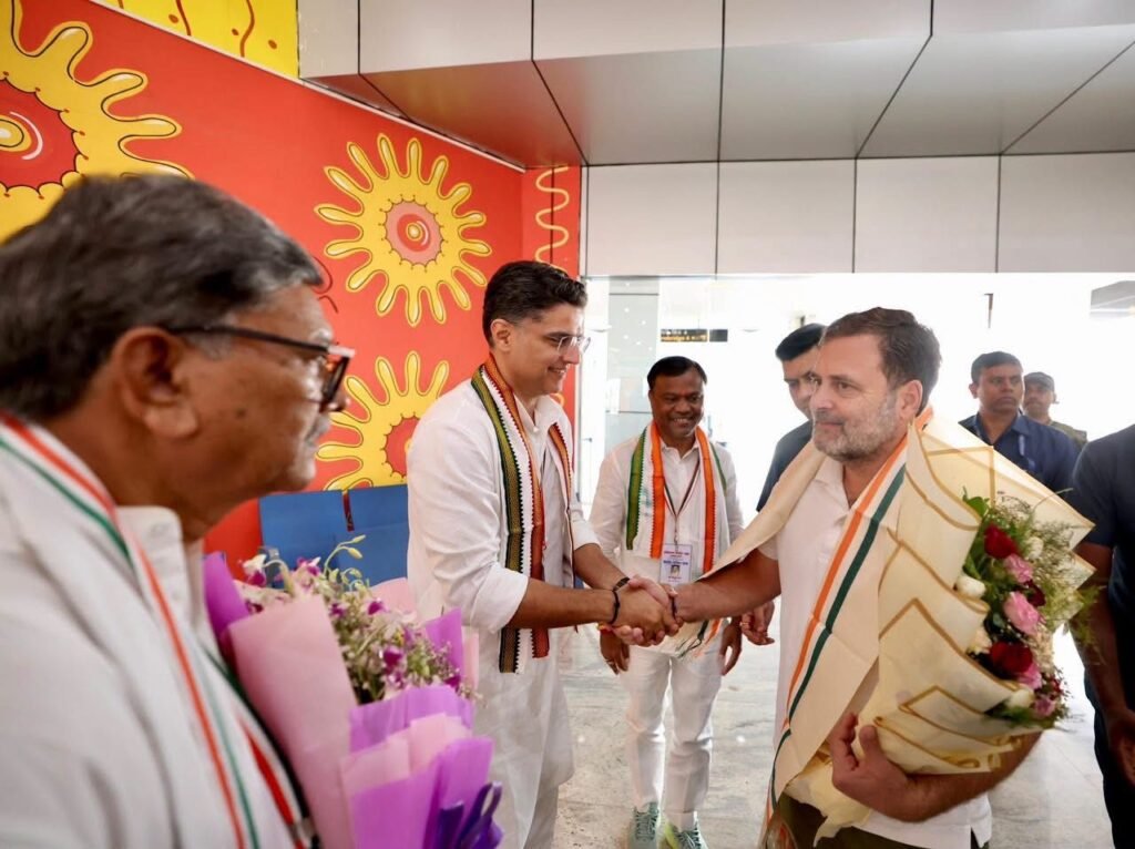 Rahul Gandhi in Abhanpur : अभनपुर में राहुल गांधी की ‘पॉलिटिकल क्लास’…! जिलाध्यक्षों को देंगे जीत का मंत्र…उमड़ी भीड़ में धक्का-मुक्की…गेट पर ही रुके चरणदास महंत Rahul Gandhi in Abhanpur: Rahul Gandhi’s ‘political class’ in Abhanpur...! Scuffles amidst the surging crowd... Charandas Mahant halted at the gate... He will share the mantra for victory with the district presidents.