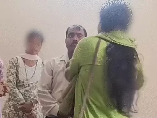 अश्लील मैसेज से परेशान युवती का फूटा गुस्सा, प्रोफेसर की कॉलर पकड़कर की पिटाई, Video Viral