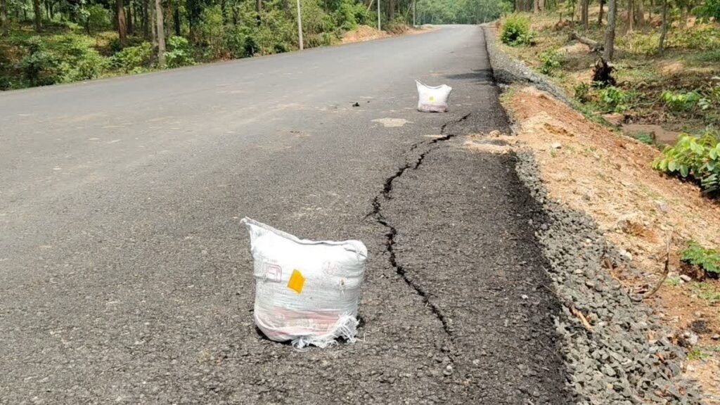 Ratanpur-Pendra Road: ₹510-crore road cracks during the very first rain... Long fissures appear on the surface... PWD's claims exposed... Allegations of corruption raised regarding the construction of the Ratanpur-Pendra NH-45.