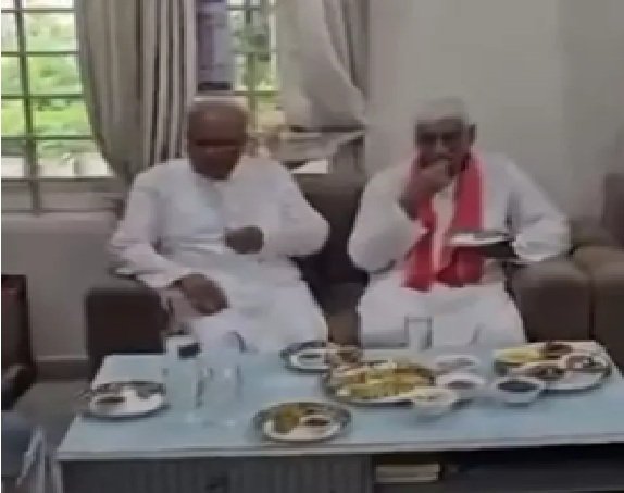 BJP vs Congress : भूपेश-टीएस के साथ दौरे पर BJP का तंज…! मंत्री बोले- ‘बाबा को भेलपुरी खिला रहे हैं’…विधायक के ‘हनीमून’ बयान से सियासत गरम BJP vs Congress: BJP takes a dig at Bhupesh and TS touring together... Minister quips, "He is feeding *bhel-puri* to 'Baba'"... MLA's 'honeymoon' remark heats up the political atmosphere.