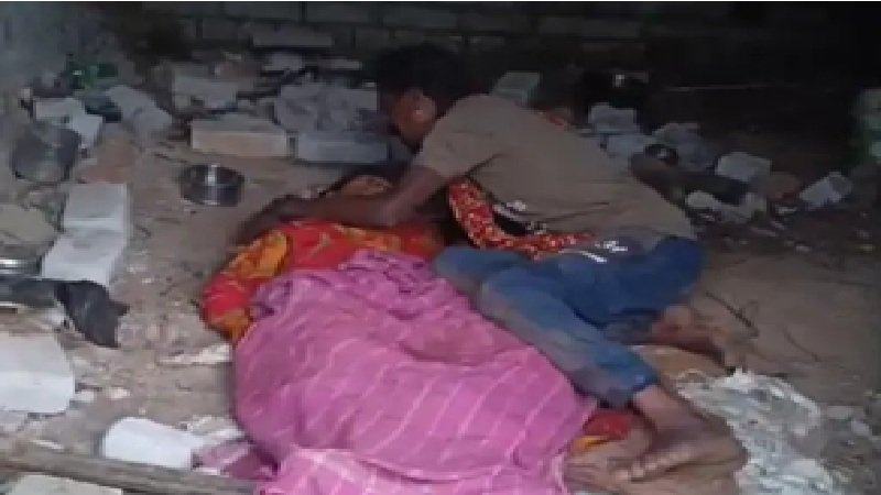 Wife Murder : कोरबा में शराब बनी मौत की वजह…! बची हुई शराब पीने पर पति ने पत्नी को डंडे से पीट-पीटकर मार डाला Wife Murder: Alcohol proves fatal in Korba... Husband beats wife to death with a stick after she drank the remaining liquor.