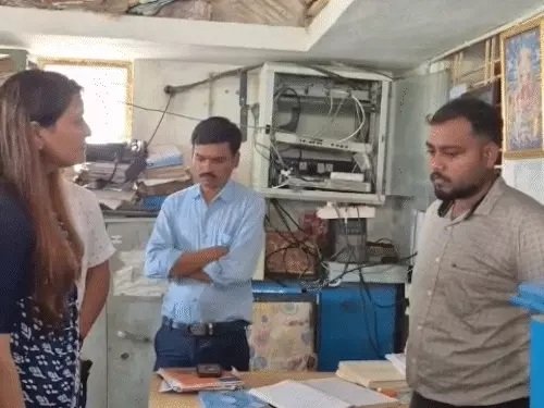MLA Bhawna Bohra : किसानों की शिकायत पर विधायक का बड़ा एक्शन…! बिजली सब स्टेशन पहुंचीं…JE को लगाई फटकार…हटाने के दिए निर्देश MLA Bhawna Bohra: MLA takes strong action following farmers' complaints! She visited the electricity substation, reprimanded the Junior Engineer (JE), and ordered his removal.