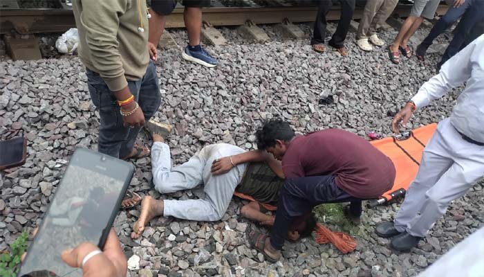 साउथ बिहार एक्सप्रेस के सामने कूदा युवक, गंभीर हालत में अस्पताल में भर्ती साउथ बिहार एक्सप्रेस के सामने कूदा युवक