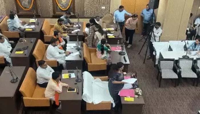 RAIPUR : जलभराव पर निगम की बैठक, सभाकक्ष में टपकने लगी छत; विपक्ष ने घेरा