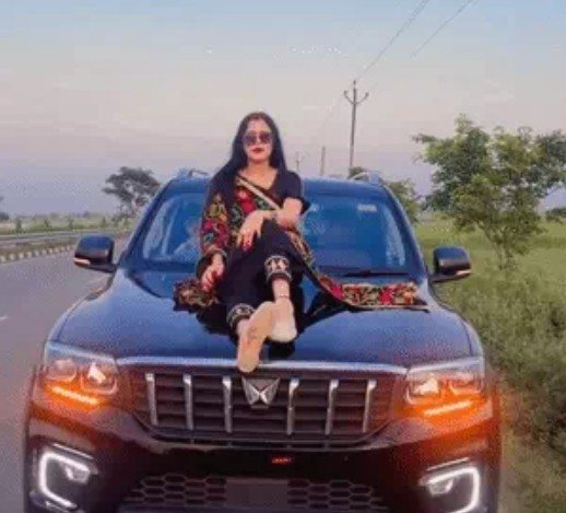 Instagram Reels : पत्नी के रील्स बनाने से नाराज…! तीन बच्चों के सामने पति ने चाकू से गोदकर ले ली जान…इंफ्लुएंसर की हत्या से हड़कंप Instagram Reels: Angered by wife making Reels...! Husband stabs her to death in front of their three children... Influencer's murder sparks shock.