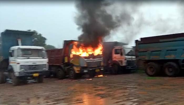 सरगुजा में आकाशीय बिजली का कहर: चलते ट्रक पर गिरी बिजली, धू-धू कर जल उठा ट्रक धू-धू कर जल उठा ट्रक