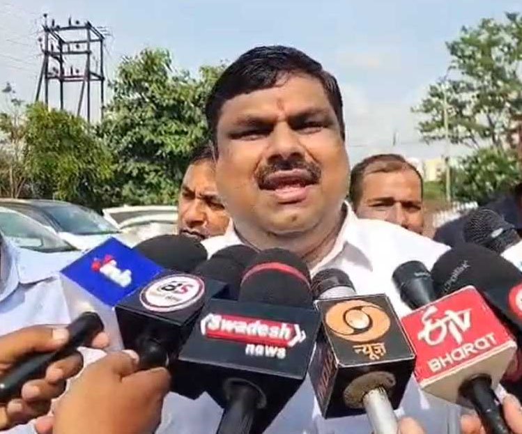 धर्मेंद्र प्रधान को इस्तीफा वापस लेना चाहिए – शिक्षा मंत्री गजेंद्र यादव धर्मेंद्र प्रधान को इस्तीफा वापस लेना चाहिए - शिक्षा मंत्री गजेंद्र यादव
