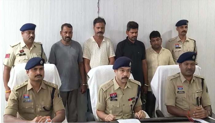 12 लाख की ज्वेलर्स लूट का खुलासा: अंतरराज्यीय डकैत गिरोह के 4 शातिर गिरफ्तार, 100 से ज्यादा केस दर्ज अंतरराज्यीय डकैत गिरोह के 4 शातिर गिरफ्तार