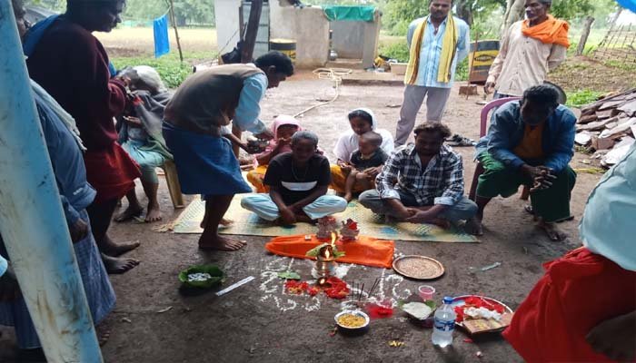 बस्तर के कुलगांव में एक परिवार के सात सदस्यों ने की ‘घर वापसी’, वैदिक रीति-रिवाज से अपनाया सनातन धर्म वैदिक रीति-रिवाज से अपनाया सनातन धर्म