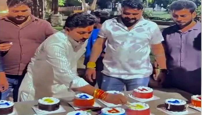 बीच सड़क पर भाजयुमो नेता का जन्मदिन मनाने का वीडियो वायरल, नियमों पर उठे सवाल बीच सड़क पर मनाया नेता का जन्मदिन