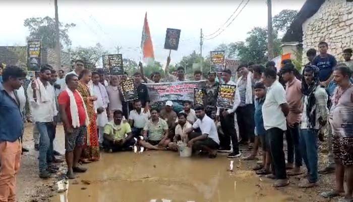 जर्जर सड़क पर कांग्रेस का अनोखा प्रदर्शन, गड्ढों में भरे पानी में किया प्रतीकात्मक मछली पालन जर्जर सड़क पर कांग्रेस का अनोखा प्रदर्शन