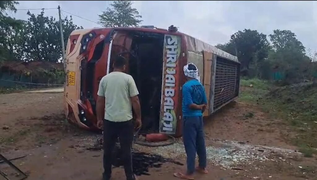 Bus Accident: Major road accident in Jashpur...! Passenger bus overturns at a diversion... 10 injured; woman in critical condition.