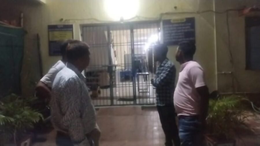 Bal Samprekshan Grih : अंबिकापुर बाल संप्रेक्षण गृह से फिर 13 अपचारी बालक फरार…! सुरक्षा व्यवस्था पर उठे गंभीर सवाल Juvenile Observation Home: 13 juvenile delinquents escape again from the Ambikapur Juvenile Observation Home...! Serious questions raised regarding security arrangements.