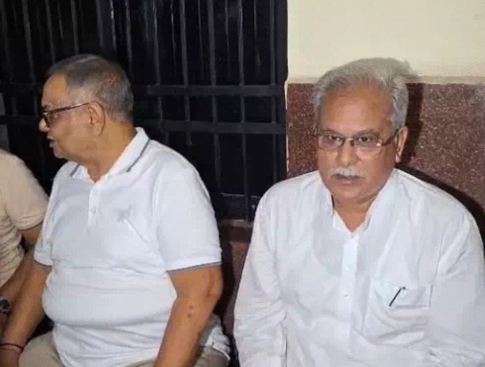 Liquor Scam : 3 साल फरार रहे कांग्रेस नेता की जेल बढ़ी…! कोर्ट पहुंचे भूपेश बघेल…रामगोपाल अग्रवाल से की मुलाकात Liquor Scam: Jail term extended for Congress leader who had been absconding for 3 years...! Bhupesh Baghel arrived at the court... met Ramgopal Agarwal.