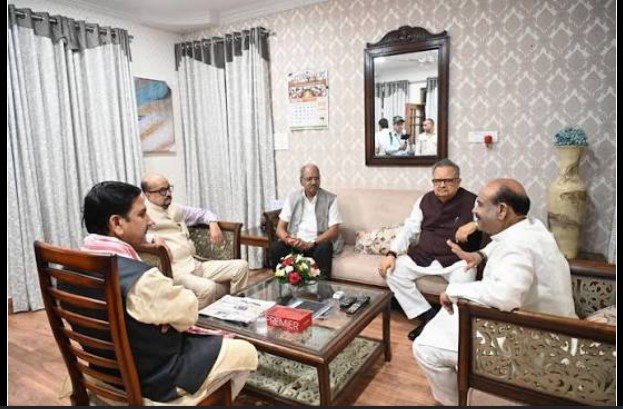BJP Meeting : छत्तीसगढ़ BJP में बड़े बदलाव के संकेत…! रमन सिंह के घर हाईलेवल बैठक…सत्ता-संगठन को लेकर जल्द हो सकता है बड़ा फैसला BJP Meeting: Signs of major changes within the Chhattisgarh BJP! High-level meeting at Raman Singh's residence... a major decision regarding the government and the organization could be taken soon.