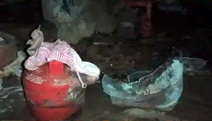 रसोई में गैस लीकेज के बाद भीषण धमाका, मकान को भारी नुकसान, परिवार बाल-बाल बचा रसोई में गैस लीकेज के बाद भीषण धमाका