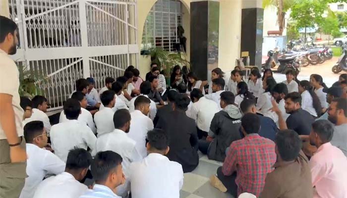छात्रों के विरोध के आगे झुका विश्वविद्यालय, BA-LLB छठे सेमेस्टर की री-एग्जाम रद्द छात्रों के विरोध के आगे झुका विश्वविद्यालय