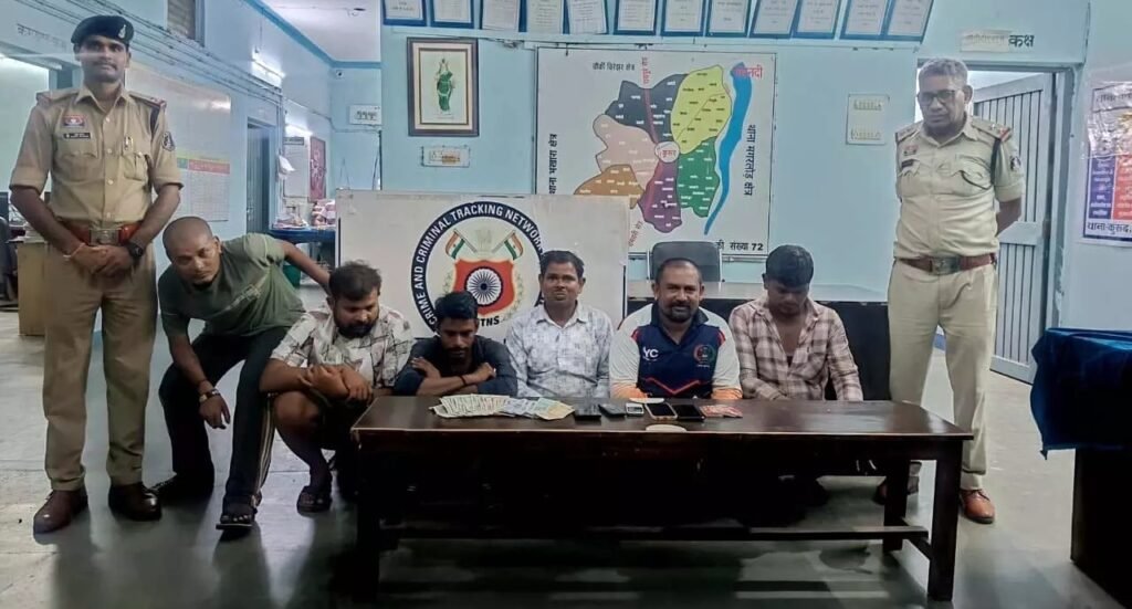 Police Raid : सुलभ शौचालय के पास चल रहा था जुए का अड्डा…! पुलिस की रेड में 6 जुआरी गिरफ्तार…₹29,300 का सामान जब्त Police Raid: A gambling den was operating near the Sulabh toilet... 6 gamblers arrested in a police raid... goods worth ₹29,300 seized.