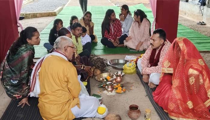 जगदलपुर जेल में गूंजीं शहनाइयां: रेप केस में बंद युवक ने प्रेमिका से जेल परिसर में रचाई शादी युवक ने प्रेमिका से जेल परिसर में रचाई शादी