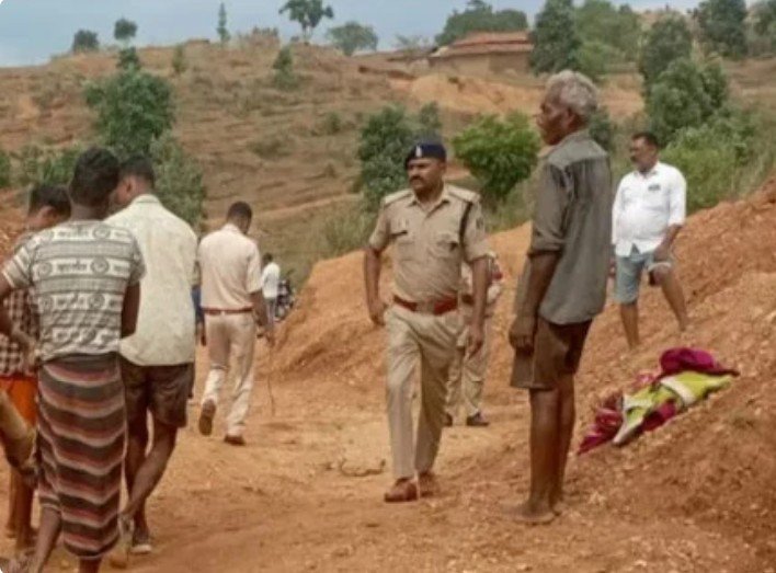 Mine Accident : सूरजपुर में बड़ा हादसा…! कथित अवैध खदान में चट्टान ढही…मलबे में दबकर 2 मजदूरों की मौत Mine Accident: Major tragedy in Surajpur... Rock collapse at an alleged illegal mine... 2 laborers killed after being buried under the debris.
