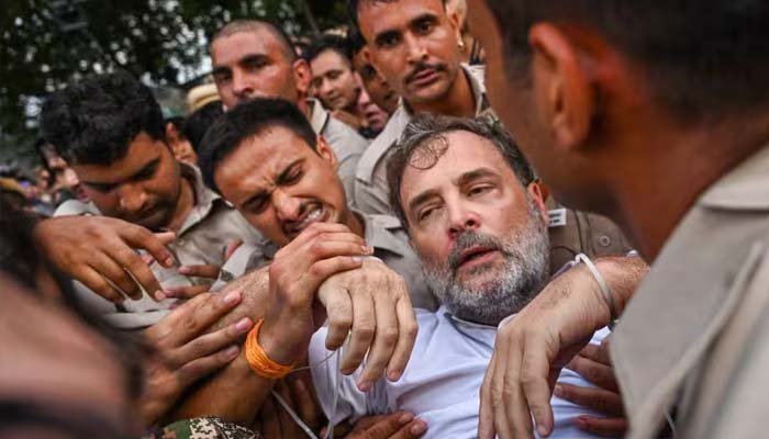 NEET पेपर लीक: PM आवास के बाहर विपक्ष का जोरदार प्रदर्शन, राहुल-प्रियंका समेत कई नेता हिरासत में राहुल-प्रियंका समेत कई नेता हिरासत में