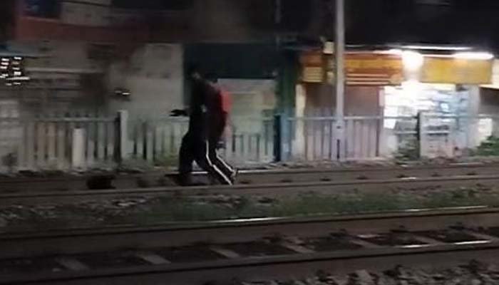 मोबाइल पर बात करते रेलवे ट्रैक पार करना पड़ा भारी, मालगाड़ी की चपेट में आने से युवक का पैर कटा मालगाड़ी की चपेट में आने से युवक का पैर कटा