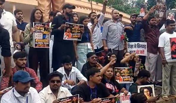 12वीं बोर्ड का कथित पेपर लीक: राजधानी में छात्रों का बड़ा प्रदर्शन, शिक्षा मंत्री गजेंद्र यादव के इस्तीफे की मांग शिक्षा मंत्री गजेंद्र यादव के इस्तीफे की मांग