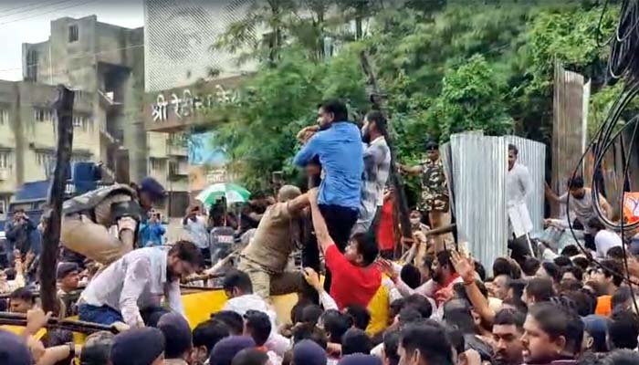 राजधानी में भाजपा का कांग्रेस कार्यालय घेराव, पुलिस से झड़प; वाटर कैनन और आंसू गैस का इस्तेमाल राजधानी में भाजपा का कांग्रेस कार्यालय घेराव