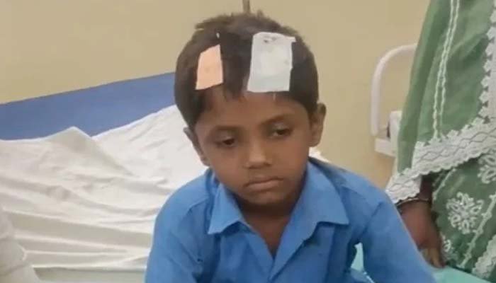स्कूली बच्चों की जान से खिलवाड़: चलती कक्षा में स्कूल की छत का प्लास्टर गिरा, 3 छात्र घायल स्कूल की छत का प्लास्टर गिरा