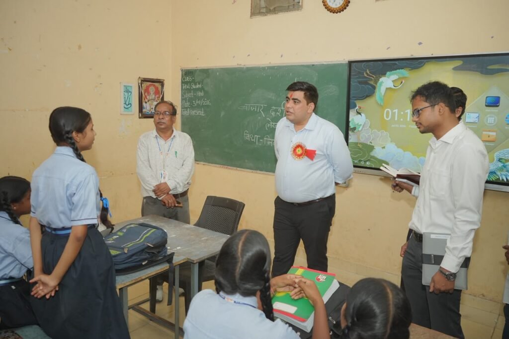 PM SHRI School : कोरबा के PM SHRI स्कूल पहुंचे कलेक्टर कुणाल दुदावत…! छात्रों से पूछा- क्या चाहिए बेहतर पढ़ाई के लिए…? PM SHRI School: Collector Kunal Dudawat visited the PM SHRI school in Korba... and asked the students what they needed for better education.