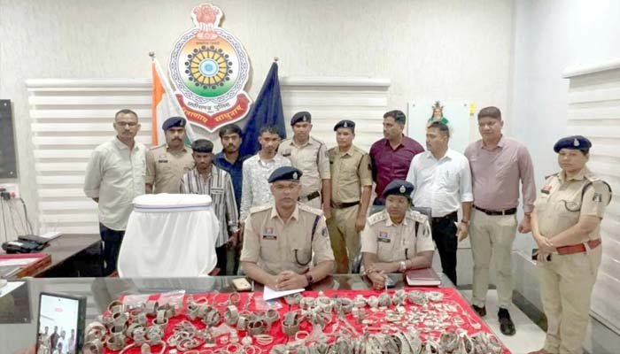 नागपुर से चोरी स्कूटी, छुईखदान में सराफा दुकान पर धावा; 44 लाख का माल बरामद, तीन गिरफ्तार