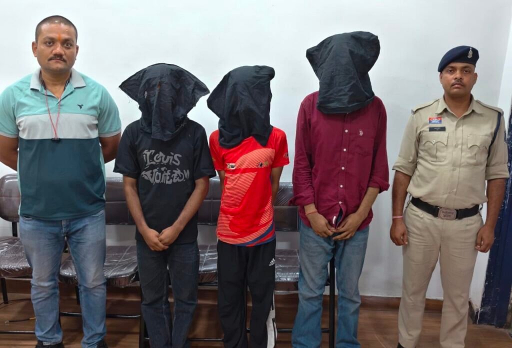 पुलिस ने नाकाम की कल्याण ज्वेलर्स में डकैती की साजिश, हथियारों के साथ 3 आरोपी गिरफ्तार