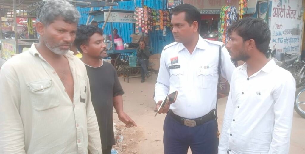 महोबा बाजार चौक पर आरक्षक की तत्परता, बुजुर्ग का छीना मोबाइल चंद मिनटों में बरामद