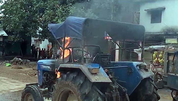 रेत से भरे ट्रैक्टर ने मासूम को रौंदा, मौत के बाद भड़के ग्रामीणों ने ट्रैक्टर में लगाई आग, चालक को पीटा रेत से भरे ट्रैक्टर