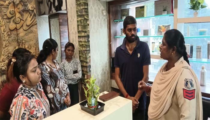 रायपुर में स्पा सेंटरों पर ताबड़तोड़ जांच, 15 पुलिस टीमों ने 30 ठिकानों पर मारा छापा; दो सेंटरों पर कार्रवाई स्पा सेंटर