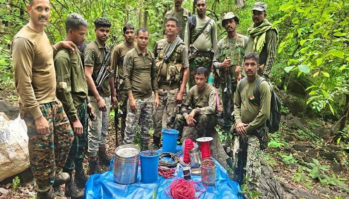 नक्सली डम्प से भारी मात्रा में विस्फोटक एवं टिफिन बम बरामद विस्फोटक एवं टिफिन बम बरामद
