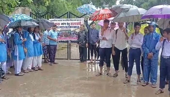 शिक्षकों की नियुक्ति और स्कूल मर्ज करने के विरोध में पालकों का प्रदर्शन, दो स्कूलों में जड़ा ताला