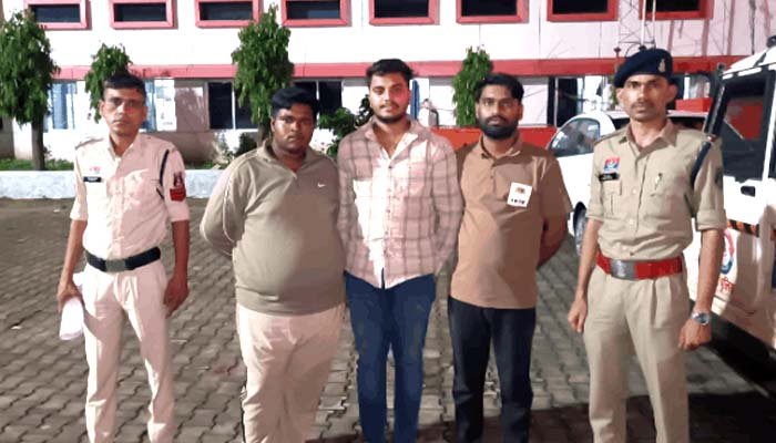 नाबालिग को धमकाकर घर से करवाते थे जेवर चोरी, कांग्रेस पार्षद के बेटे समेत 3 गिरफ्तार कांग्रेस पार्षद के बेटे समेत 3 गिरफ्तार