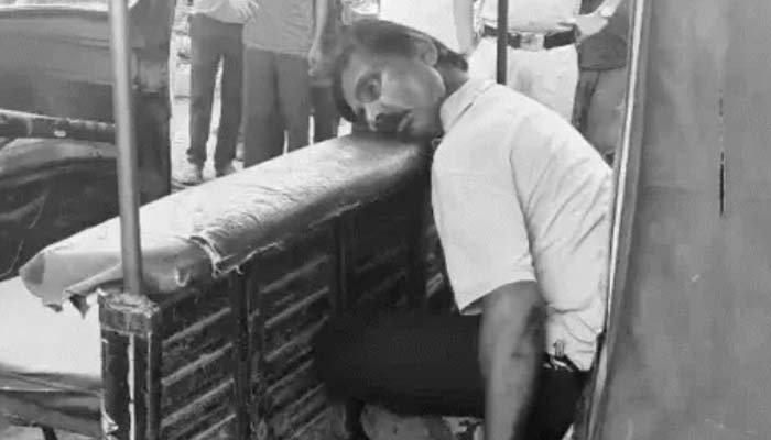 शराब दुकान के सामने पूर्व जनपद सदस्य के पति की गला रेतकर हत्या, भागते आरोपियों ने बुजुर्ग पर भी किया चाकू से हमला पूर्व जनपद सदस्य के पति की गला रेतकर हत्या