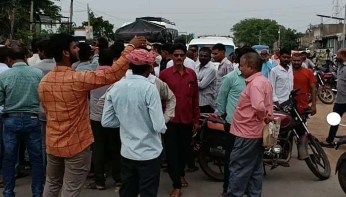 खाद संकट से नाराज़ किसानों का चक्काजाम, नीलामी टलने पर समोदा-लवन मार्ग जाम