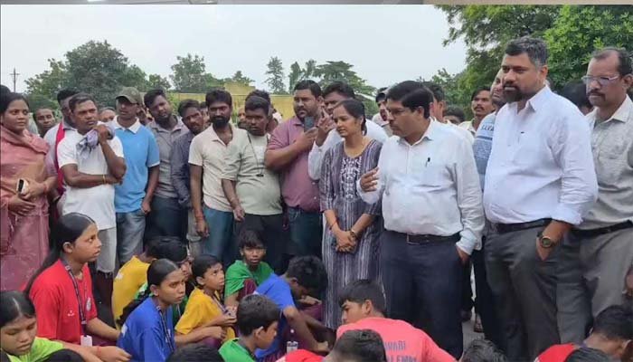 एकलव्य विद्यालय के छात्रों का चक्काजाम, प्राचार्य और छात्रावास अधीक्षक पर लगाए दुर्व्यवहार के आरोप छात्रों का चक्काजाम