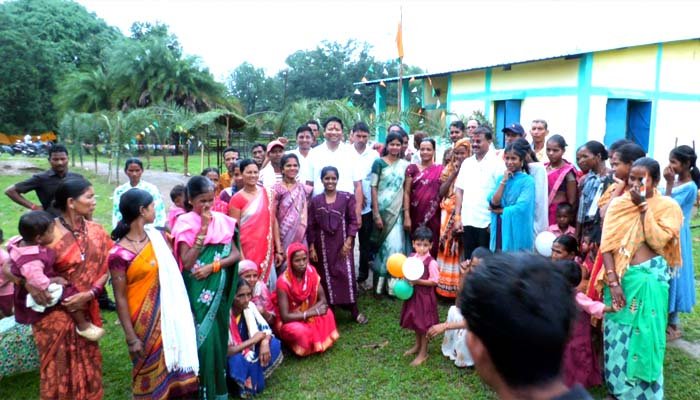 आजादी के 80 साल बाद बीजापुर के धुर नक्सल क्षेत्र तिमुरगुंडा में पूर्व मंत्री महेश गागड़ा ने किया ध्वजारोहण पूर्व मंत्री महेश गागड़ा ने किया ध्वजारोहण